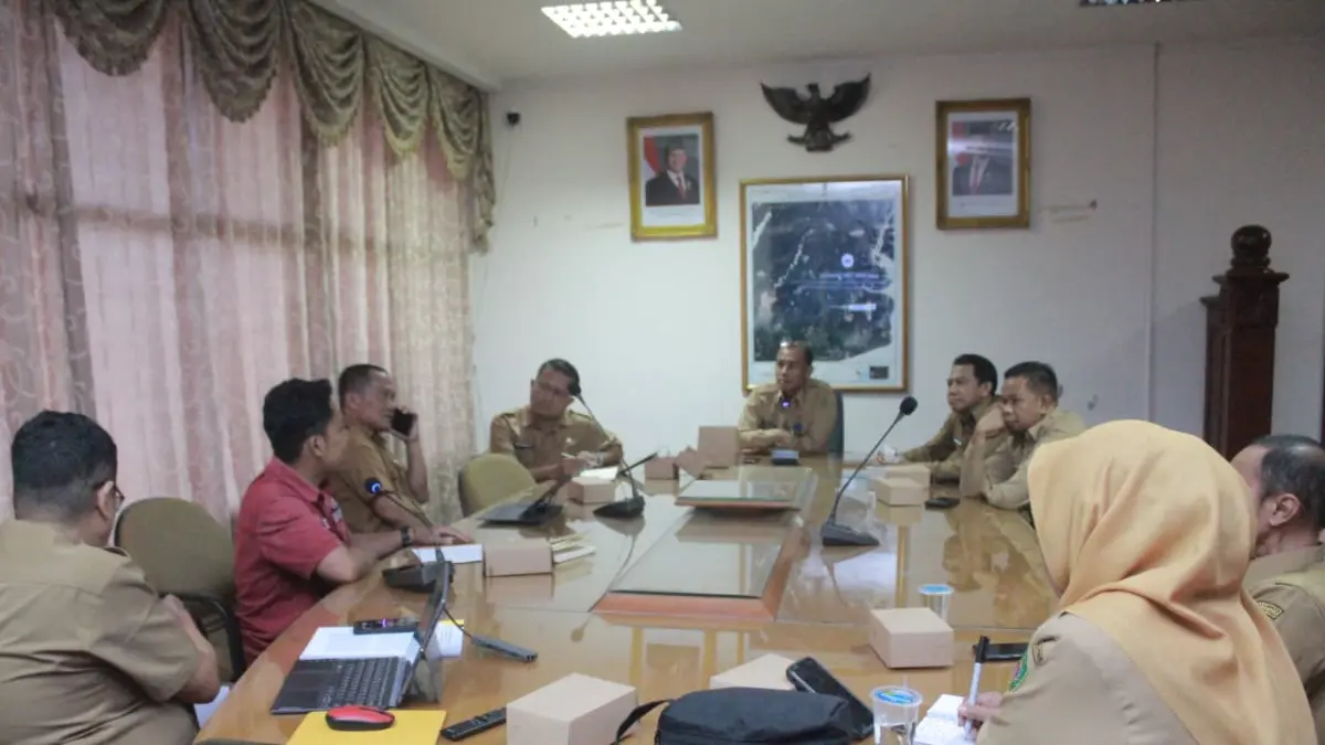 KEUANGAN: Pemkab PPU dalam pembahasan LO program Pembiayaan Modal Usaha Pola Dana Bergulir melalui BPRS Bank Manfaat di Ruang Rapat Sekkab PPU dipimpin Hadi Saputro, Selasa (15/9/2026). AHMAD MAKI/KP