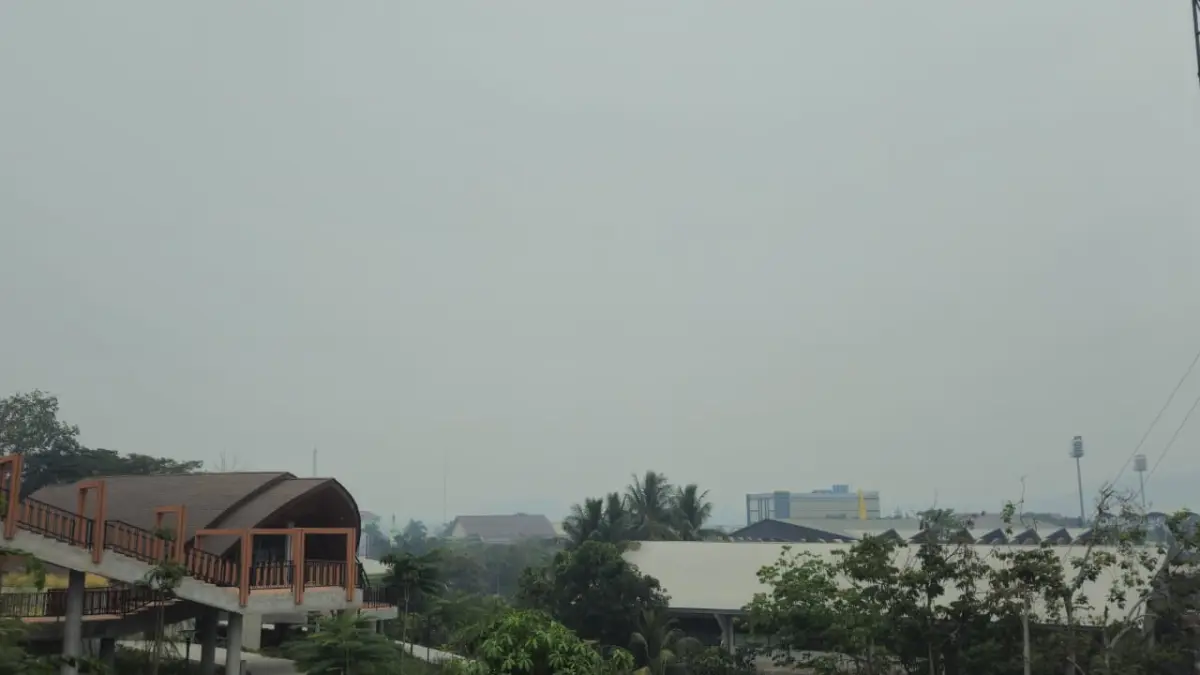 PEKAT: Kabut asap pekat menyelimuti kawasan di Kota Samarinda, Rabu (16/9). (HAFIZ/KP)