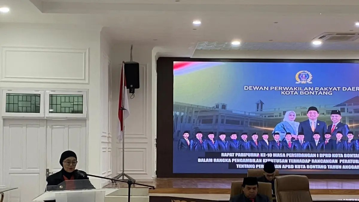 PEMBAHASAN: Wali Kota Bontang Neni Moernaeni (berdiri podium) bersama DPRD Bontang membahas terkait anggaran.