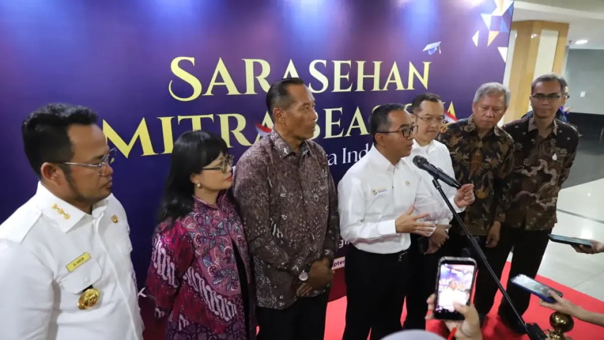 PENDIDIKAN: Brian Yuliarto (tengah) saat memberikan keterangan kepada awak media di Auditorium Kemendiktisaintek, Rabu (16/9).