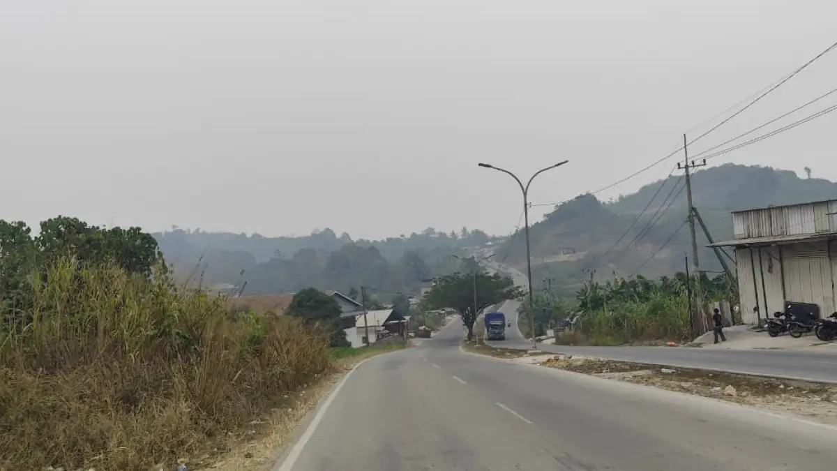 PERBURUKAN: Kondisi asap yang kian pekat warnai langit di Kota Tepian, menyebabkan jarak pandang terbatas, Rabu (16/9). DENNY SAPUTRA/KP