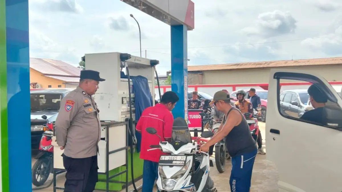 Polisi mengecek aktivitas pengisian BBM di salah satu stasiun pengisian BBM di Sangatta untuk mengantisipasi pengetapan. (IST)