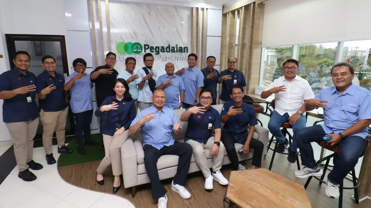 Rinaldi Lubis dan manajemen Pegadaian bersama jajaran KPG yang dipimpin Erwin D Nugroho. (FOTO ANGGI PRADITHA/KP)
