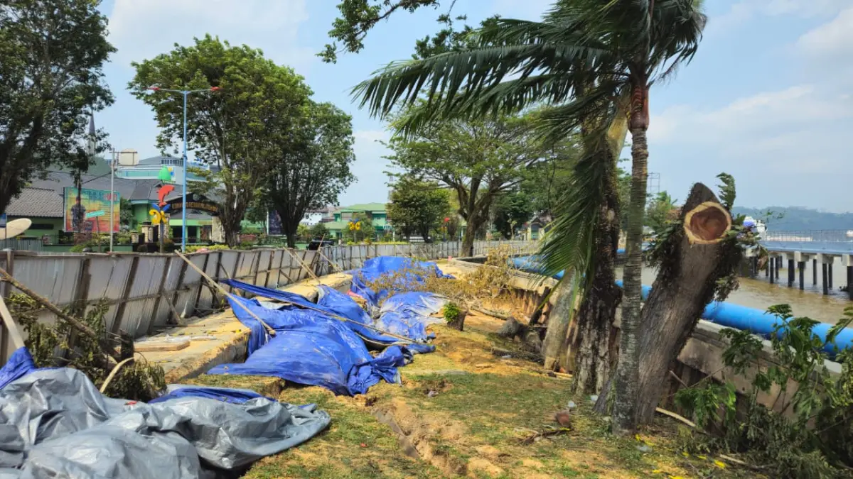 Turap di tepian Sungai Mahakam, Jalan Gajah Mada, longsor sepanjang sekitar 50 meter.