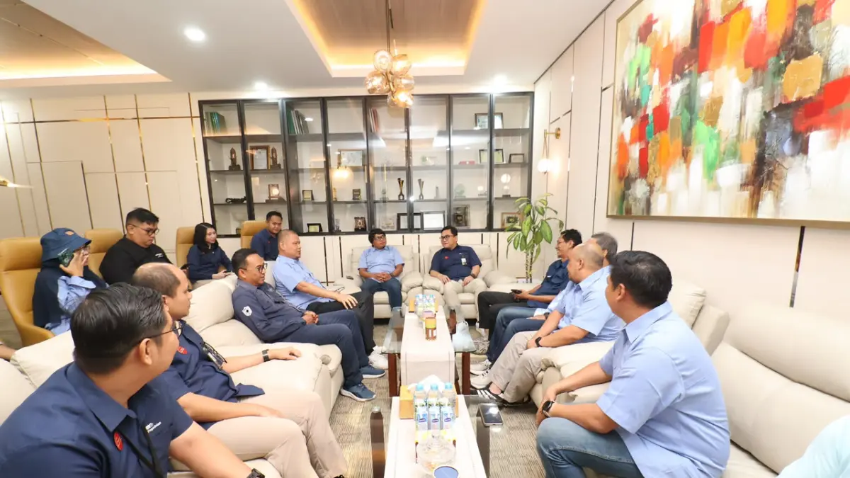 SINERGI: Manajemen Pegadaian Kanwil IV Balikpapan menerima kunjungan jajaran Kaltim Post Group di kantornya, Rabu (16/9). Dalam pertemuan ini mereka membahas perkembangan bisnis dan peluang kolaborasi dalam memperluas informasi kepada masyarakat. NURON/KP