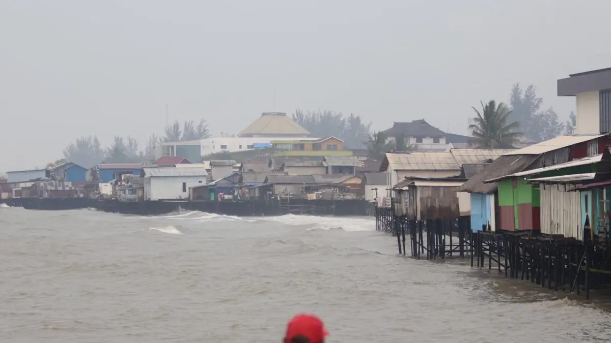 KABUT ASAP: Pemandangan langit pagi di salah satu sudut Kota Balikpapan, Kalimantan Timur, yang mulai terekspos paparan kabut asap akibat kebakaran hutan dan lahan (karhutla), Kamis (17/9/2026. Meski terlihat berkabut, fenomena ini diklaim lebih tipis dibandingkan kota tetangga seperti Samarinda, berkat sirkulasi angin laut yang membantu