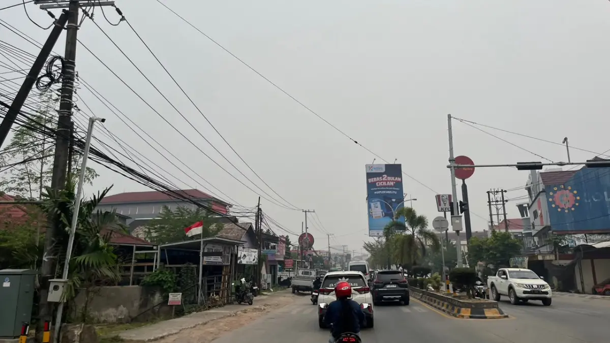WASPADA ASAP: Kabut asap menyelimuti beberapa wilayah di Kaltim, seiring memburuknya kualitas udara, Kamis (17/9). Warga diimbau mengurangi aktivitas di luar ruangan, terutama olahraga dan kegiatan fisik berat, serta menggunakan masker N95 atau KN95 jika harus beraktivitas di luar. (Nasya/KP)