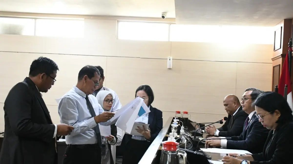 SIDANG KPPU: Wakil Ketua KPPU Hilman Pujana memimpin sidang perdana Perkara Nomor 13/KPPU-L/2026 terkait dugaan praktik diskriminasi pada platform perdagangan mobil digital, Selasa (15/9), di Gedung KPPU, Jakarta. Tiga perusahaan diduga membatasi akses sejumlah pelaku usaha. IST/KP