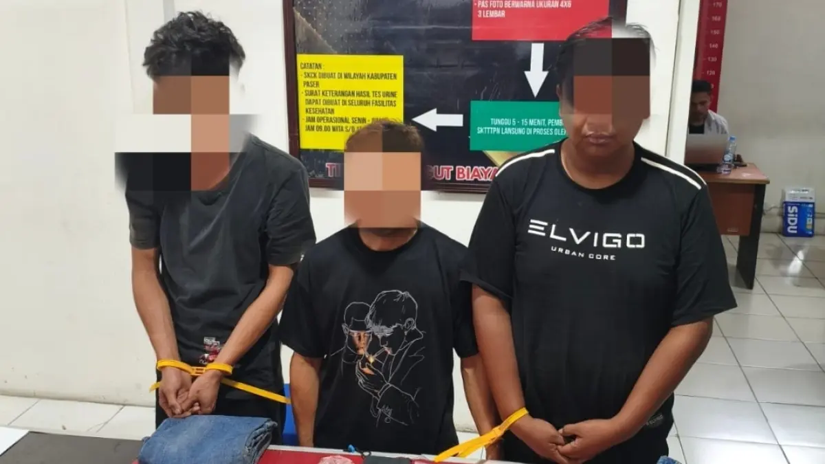 DIBEKUK: Tersangka kasus dugaan penyalahgunaan narkotika yang diamankan polisi di Kecamatan Muara Komam, Kabupaten Paser. IST