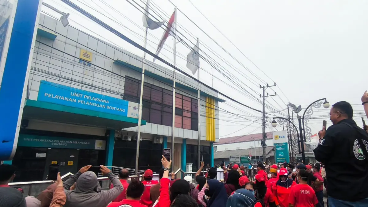 DILEMPARI: Pintu Kantor UP3 PLN Bontang di Jalan MT Haryono dipenuhi pecahan telur yang dilempar massa saat aksi protes pemadaman listrik, Kamis (17/9). (ADIEL KUNDHARA/KP)
