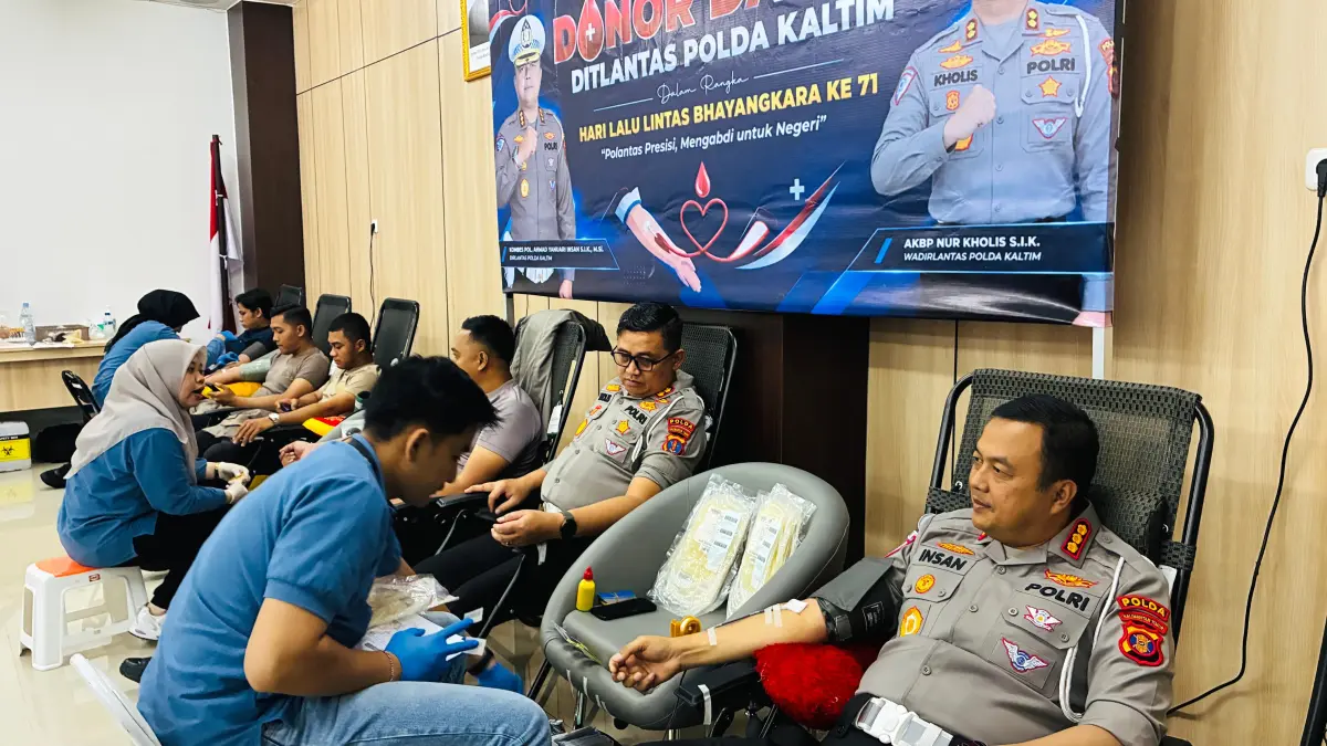 DONOR DARAH: Bakti kesehatan digelar Ditlantas Polda Kaltim, di antaranya donor darah melibatkan personel dan masyarakat.