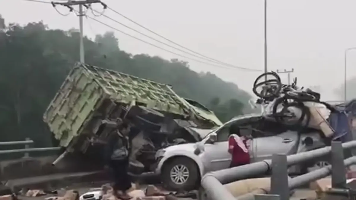 INSIDEN: Laka lantas antartruk dan triton di Jembatan Martadipura, Kota Bangun. (IST)