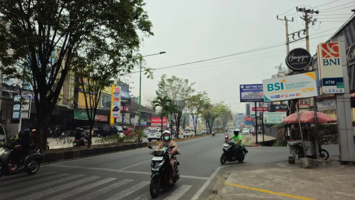Kabut asap karhutla menyelimuti Kota Samarinda dan mengganggu jarak pandang pengendara, Kamis (17/9/2026). (HAFIZ/KP)