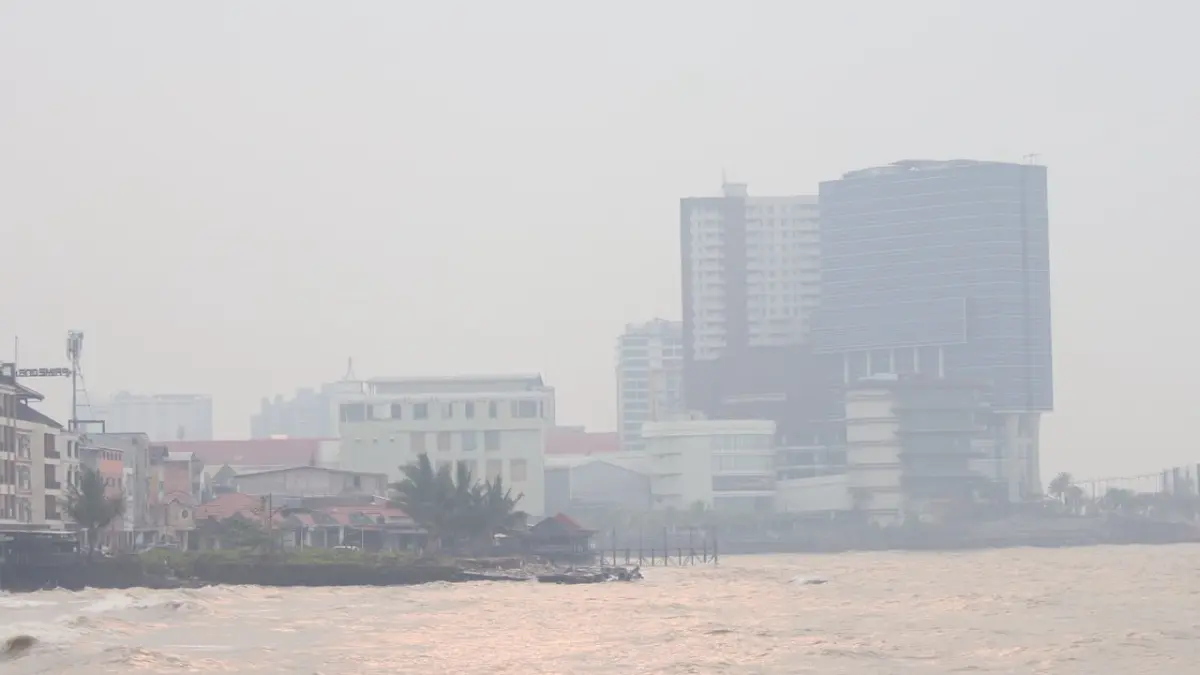 Kabut asap menyelimuti kawasan pesisir Klandasan, Balikpapan, membuat gedung-gedung di sepanjang garis pantai terlihat samar. (FOTO ANGGI PRADITHA/KP)