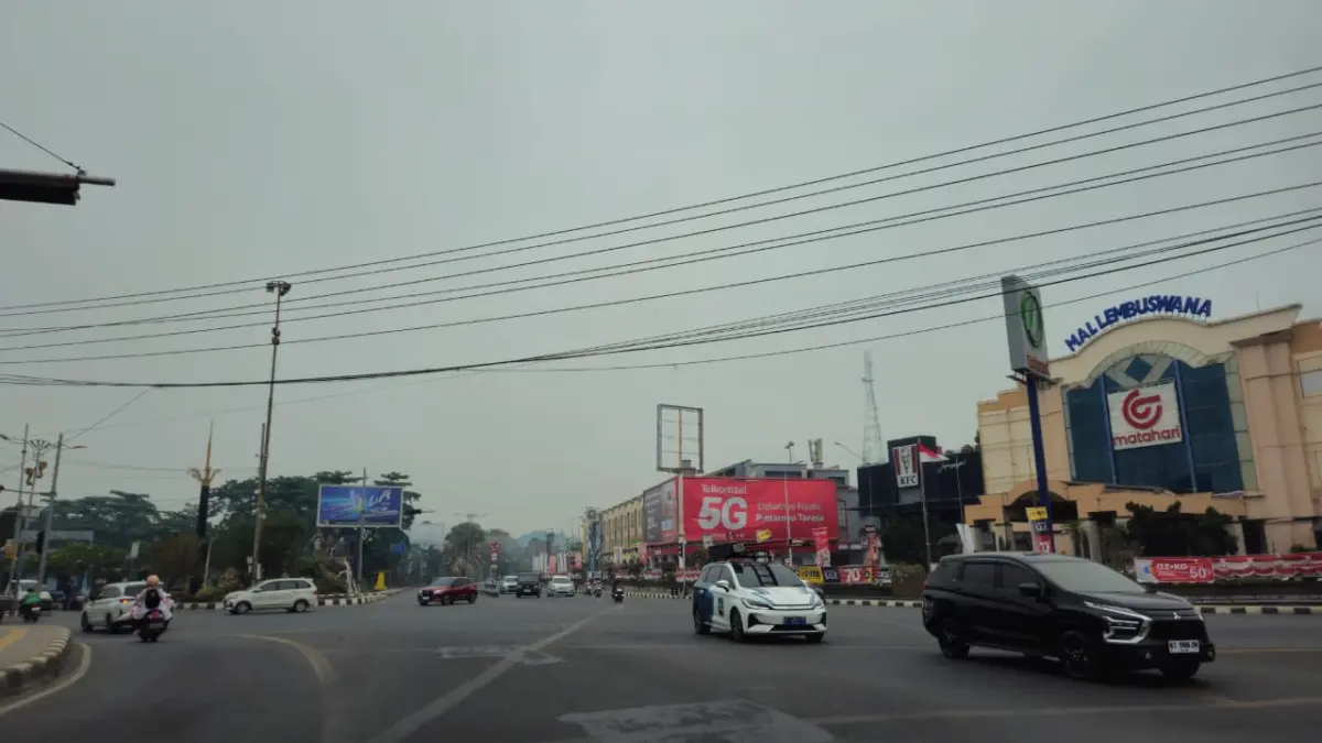 Kabut asap pekat menyelimuti Kota Samarinda, Rabu (16/9). Kualitas udara tercatat masuk kategori sangat tidak sehat. (HAFIZ ALFARUQI/KALTIM POST)