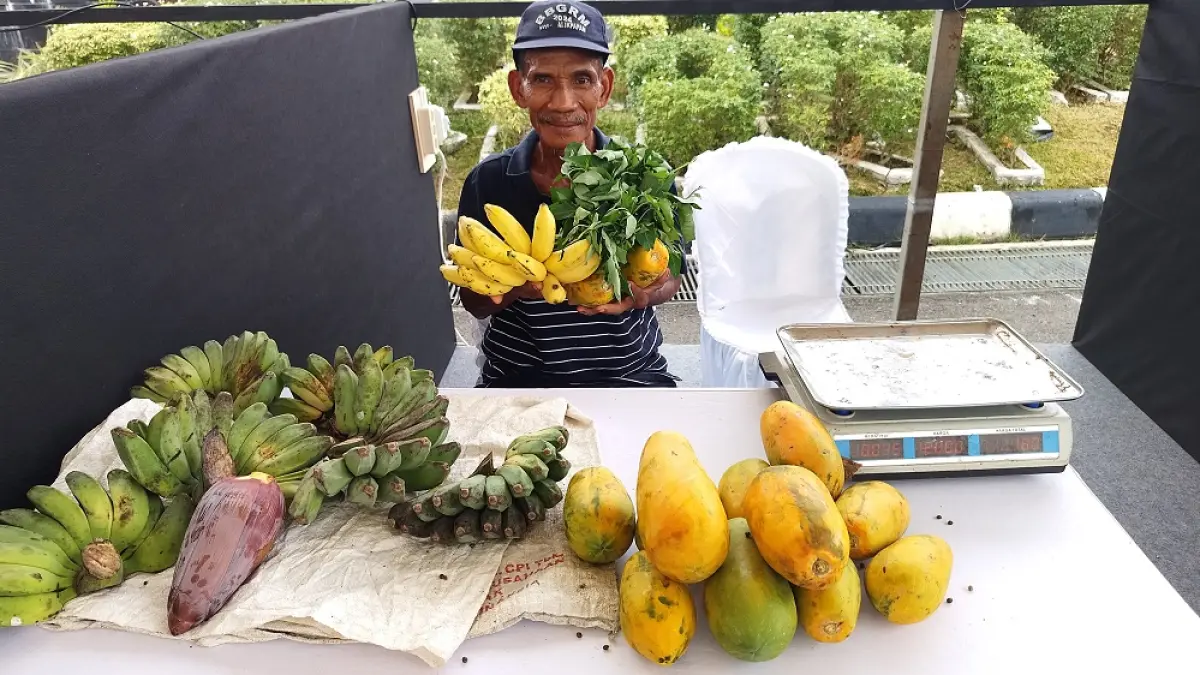 KEMANDIRIAN: Widodo menjual hasil panennya di Pasar Murah yang berlangsung di Dome Balikpapan selama tiga hari, 11-13 September. ULIL/KP
