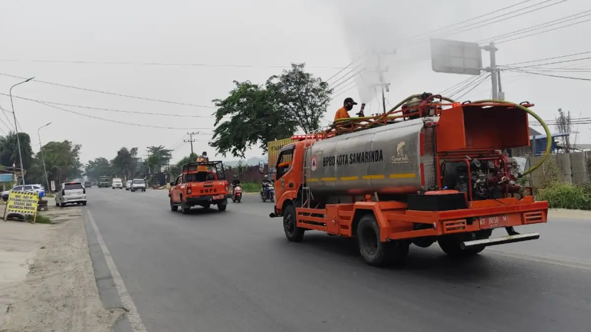 MEREDAKAN: Tim BPBD bersama Disdamkar dan Polresta Samarinda menyemprot eco enzym di beberapa ruas jalanan Samarinda, Kamis (17/9). DENNY SAPUTRA/KP