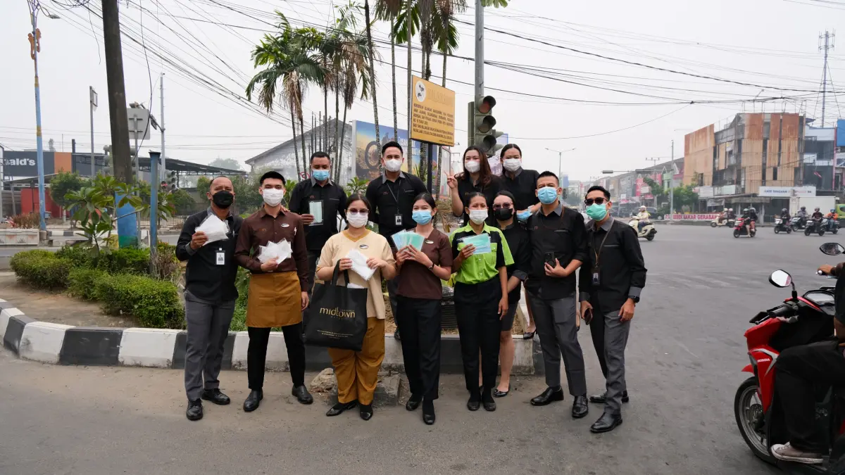 Midtown Hotel Samarinda membagikan 1.000 masker kepada masyarakat dan pengendara di sejumlah ruas jalan Samarinda, Kamis (17/92026), untuk membantu melindungi warga dari paparan asap. (IST)