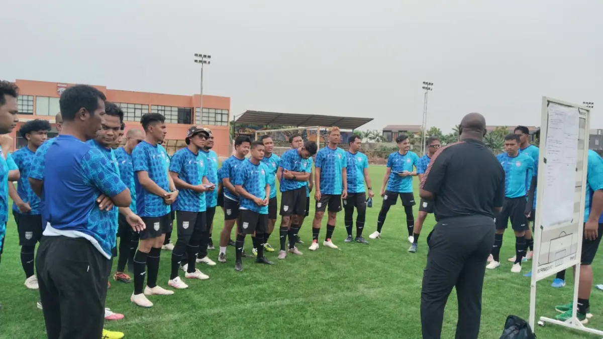 NAIK LEVEL: Peserta kursus lisensi D PSSI Kaltim saat menjalani praktik lapangan di BTC, Samarinda. DONI ADITYA/KP