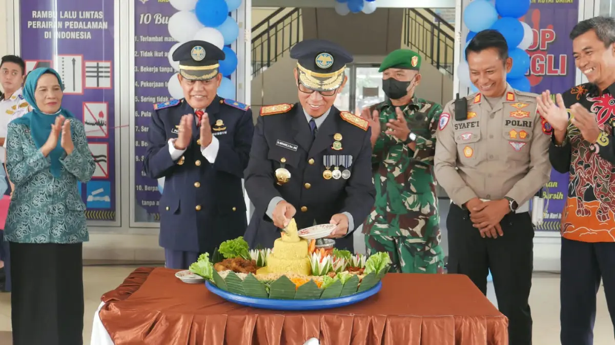Pemotongan tumpeng oleh Asisten I Setiap Kubar, Nopandel pada peringatan Hubnas ke-56. (IST)