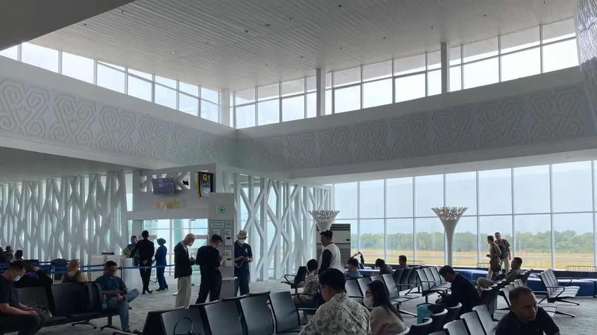 TERDAMPAK ASAP: Suasana ruang tunggu Terminal Keberangkatan Bandara SAMS Sepinggan Balikpapan, Kamis (17/9/2026). Ratusan penumpang pesawat Garuda Indonesia rute Jakarta–Palangkaraya dan Jakarta–Samarinda tertahan akibat pengalihan pendaratan imbas kabut asap.