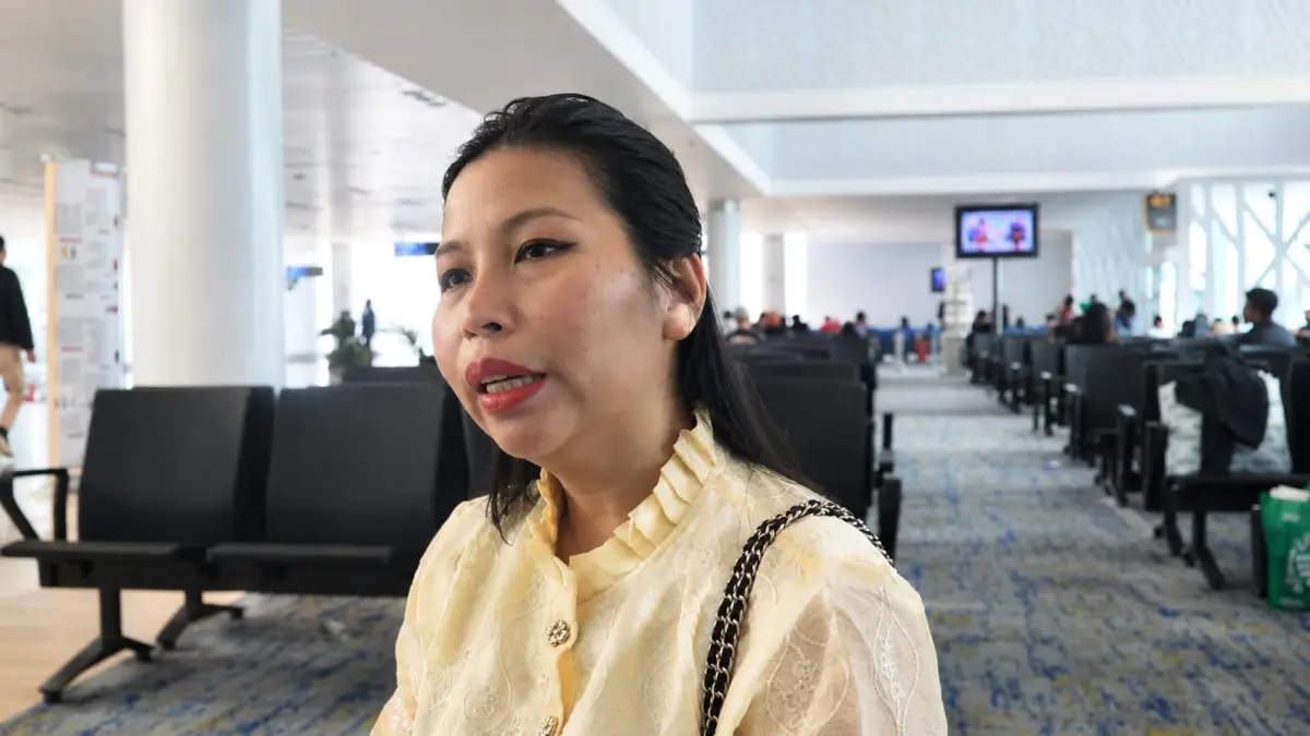 Seorang penumpang yang menjadi korban memberikan keterangan di Bandara SAMS Sepinggan, Balikpapan.