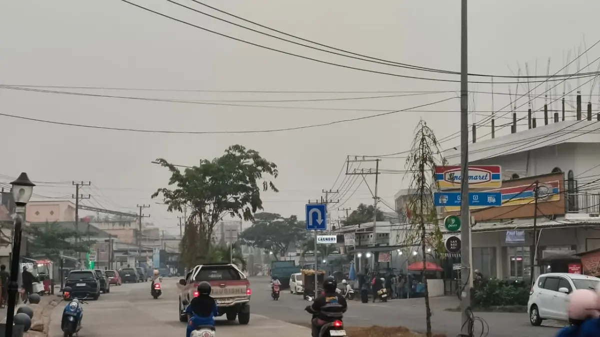 Suasana wilayah Sangatta, Kutim yang diselimuti kabut asap, Kamis (17/9). (Jufriadi/KP)