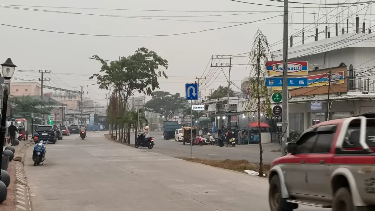 TERDAMPAK: Kabut asap menyelimuti kawasan Sangatta, Kutai Timur, Kamis (17/9). Kualitas udara masih berada dalam kategori tidak sehat bagi kelompok sensitif.