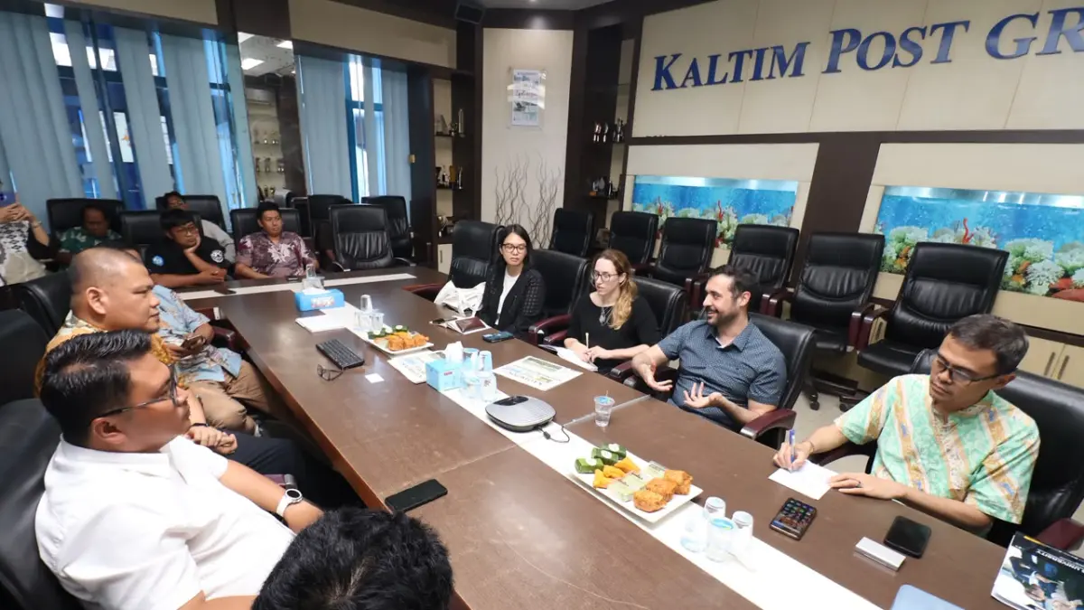 ADAPTASI: Chief Technology Officer sekaligus Co-Founder StratAlliance Global Maxwell Scott (dua kanan) bersama perwakilan Kedutaan Besar Amerika Serikat di Jakarta berkunjung ke Gedung Biru Kaltim Post, Jumat (18/9). Dalam pertemuan tersebut, dia berbagi pengalaman terkait penggunaan AI. ANGGI PRADITHA/KP