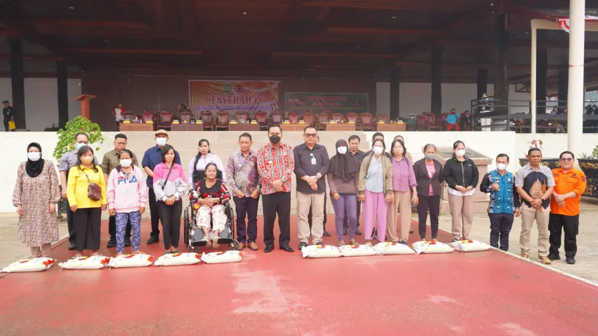 BANTUAN: Penyaluran bantuan pangan Pemkab Kubar secara simbolis di Alun-Alun ITHO.