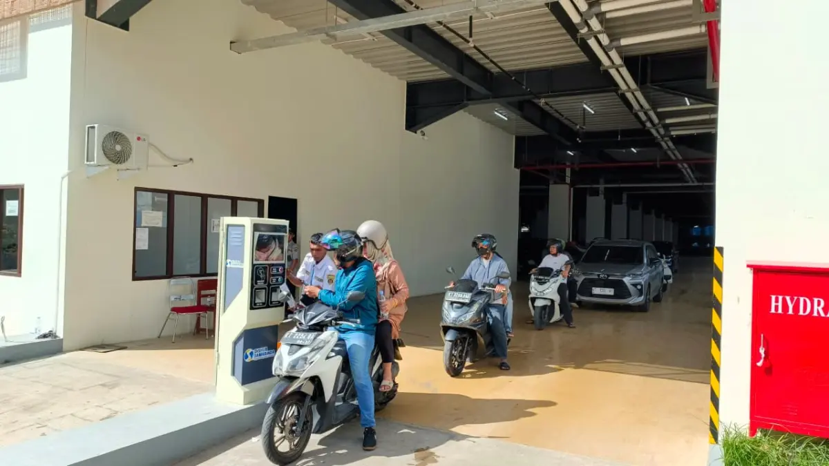 EVALUASI: Area parkir Pasar Pagi yang dikeluhkan pedagang karena tarif progresif dinilai membebani biaya operasional. HAFIZ/KP