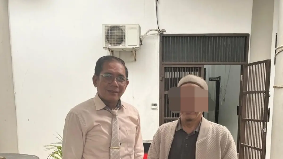 Kuasa hukum Syaiful Anwar (kiri) dan tersangka &nbsp;MY