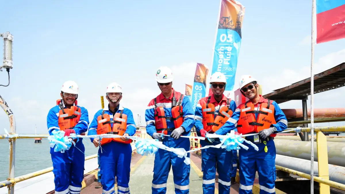 MOMENTUM PENTING: Seremoni penyaluran perdana Smooth Fluid 05 (SF-05) ke BP Tangguh LNG yang berlangsung di Kaki Jetty 5A RU V Balikpapan, Selasa (15/9).