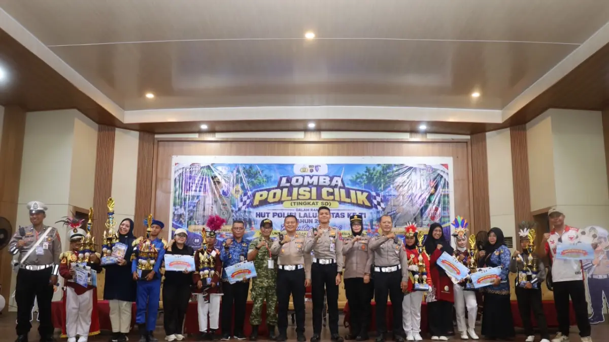 SANG JUARA: Para juara Lomba Polisi Cilik diabadikan bareng panitia penyelenggara Satlantas Polres PPU.(Dok.Humas Polres PPU)