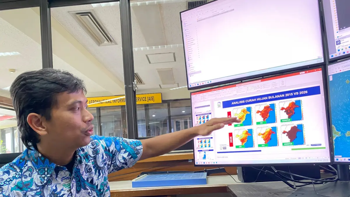 Prakirawan BMKG Stasiun Meteorologi Kelas I SAMS Sepinggan Balikpapan saat memantau perkembangan dinamika atmosfer. Fenomena El Niño kuat diprediksi mempertahankan musim kemarau di wilayah Kalimantan Timur hingga Oktober 2026. (FOTO: DINA ANGELINA/KP)