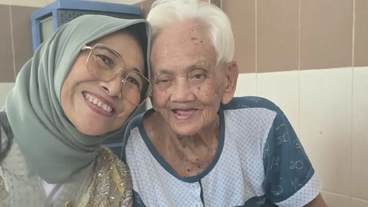 Hetifah Sjaifudian (kiri) bersama seorang lansia.