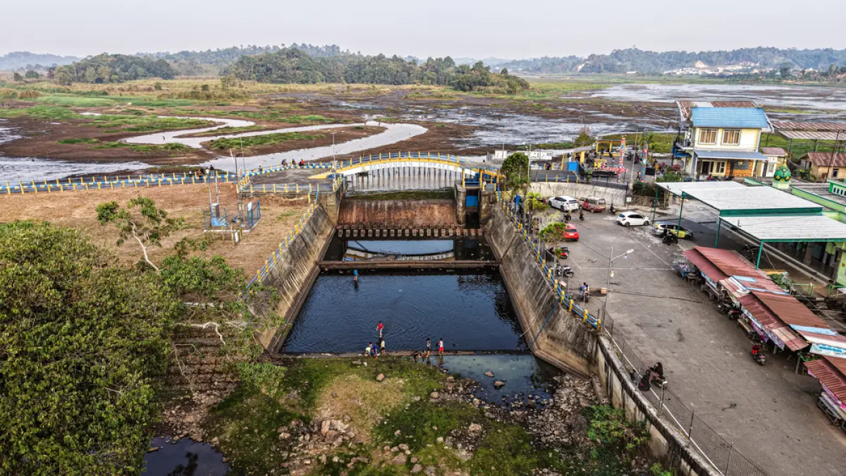 KERING: Waduk Benanga mengalami penurunan muka air. Foto dijepret Jumat (18/9). (RAMA SIHOTANG/KP)
