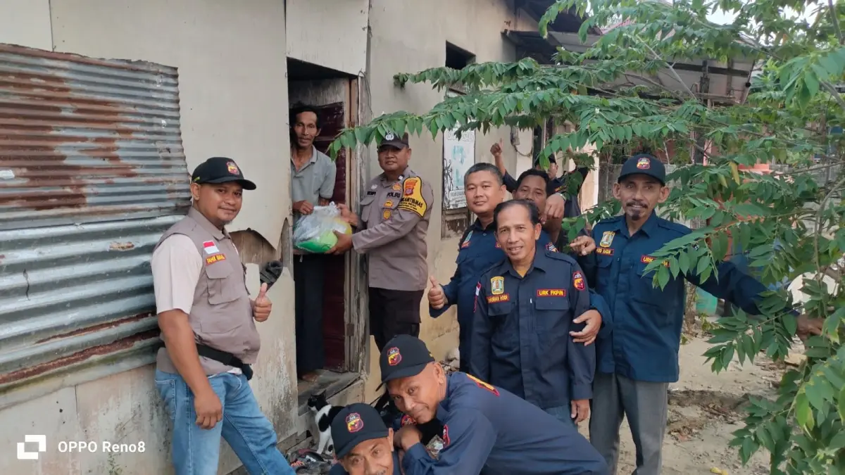 KOMPAK: Bhabinkamtibmas Graha Indah Aiptu Wempi Antariksa bersama FKPM menyalurkan sembako&nbsp; dalam program unggulan Jumat Berkah berbagi manfaat untuk warga. (IST)