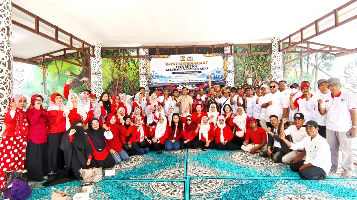 KOORDINASI: Kebersamaan kelurahan, LPM dan perangkat organisasi dan forum di Kelurahan Sumber Rejo dalam kegiatan Rakor dan Family Gathering. (LUPUS/KP)