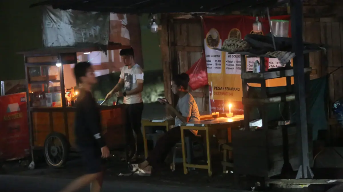 Listrik padam rugikan pelaku UMKM. (FOTO RAMA SIHOTANG/KP)
