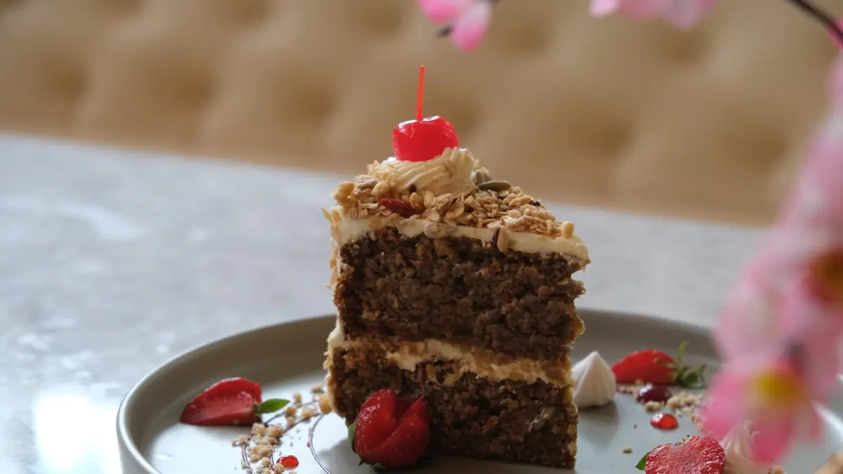 MANIS ALAMI: Bacarat Cake menawarkan perpaduan pisang dan kurma dalam sajian cake yang dilengkapi wortel serta oat. Dessert ini menjadi bagian dari program Dish of Distinction hingga Oktober 2026.