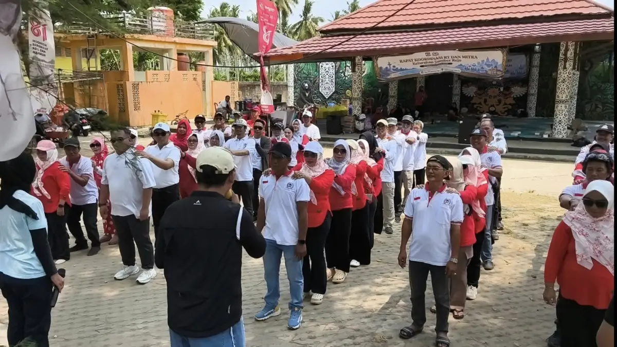 MERIAH: Seru-seruan bersama mengikuti games kekompakkan antar kelompok membuat suasana semakin akrab. (LUPUS/KP)