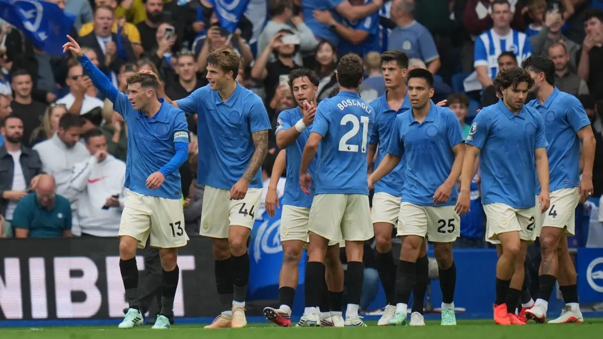 Para pemain Brighton mengenakan jersey polos saat menjamu Arsenal di American Express Stadium, Sabtu (19/9/2026).