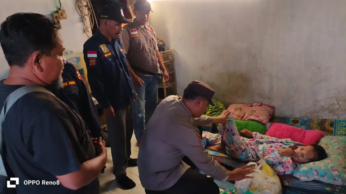 PEDULI: Selain berbagi sembako Bhabinkamtibmas dan FKPM Graha Indah turut menjenguk warga yang terbaring lemas karena sakit sebagai bentuk perhatian. (IST)