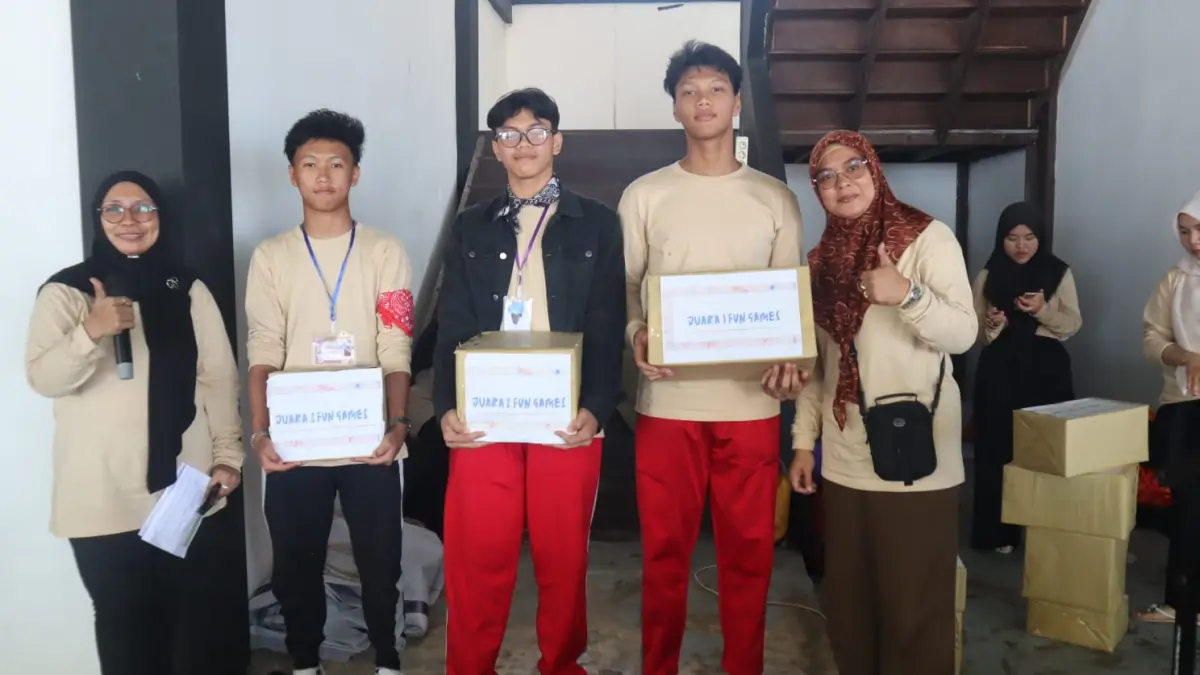 PEMENANG: Siswa yang berhasil meraih juara fun game SFC 2026 di Pantai Segara Sari Manggar. (IST)