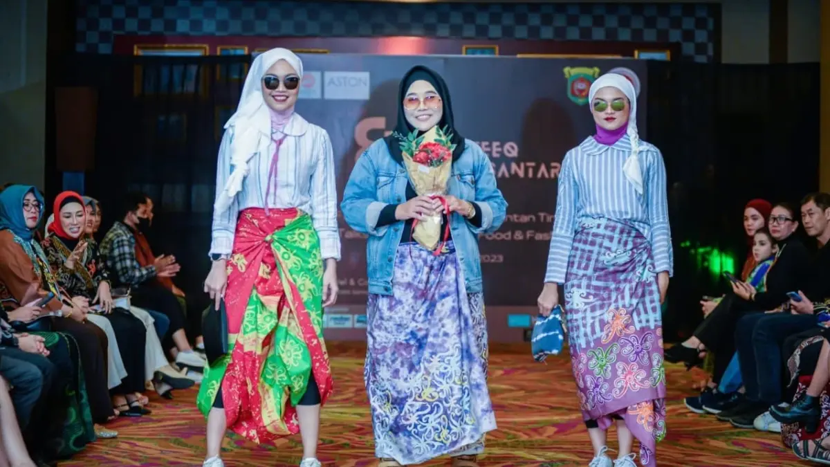 TAMPIL: Fashion show jadi ajang untuk Emelda mengenalkan hasil karyanya. Banyak acara sudah dia ikuti.
