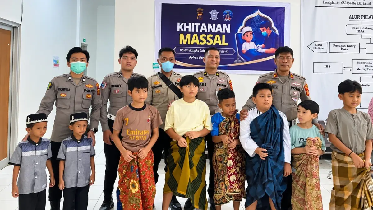 P.S. Kasat Lantas Polres Mahakam Ulu Iptu Sugiharto (kanan belakang) bersama personel Satlantas dan peserta khitanan massal dalam rangka Hari Lalu Lintas Bhayangkara ke-71 Tahun 2026 di RS Pratama Gerbang Sehat Mahulu (RS GSM), Kampung Ujoh Bilang, Minggu (20/9/2026).
