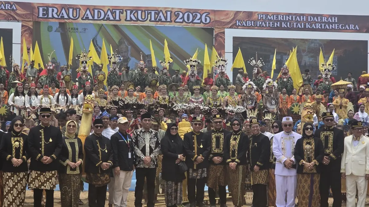 BERSAMA: Sultan Kutai Kartanegara Ing Martadipura bersama Bupati Kukar Aulia Rahman Basri dan tamu undangan berfoto setelah penyalaan api brong yang menjadi salah satu penanda pembukaan seremonial Erau Adat Kutai 2026 di Stadion Rondong Demang, Minggu (20/9).