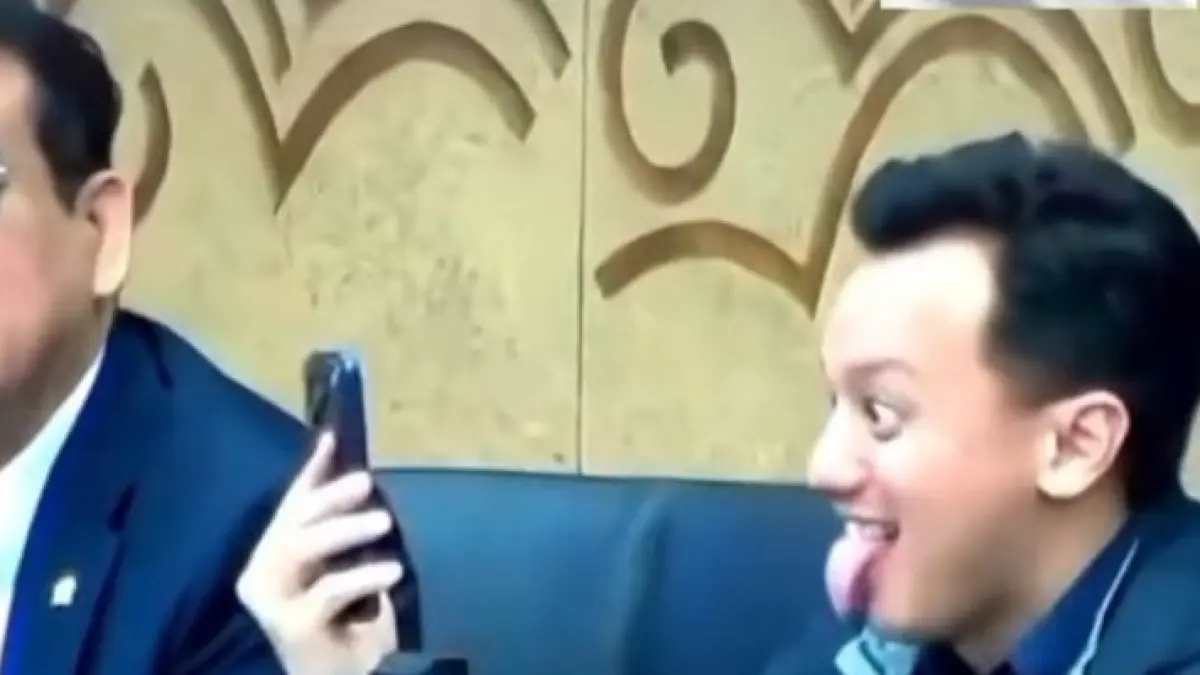 Aksi anggota dewan Moreno Soeprapto yang asyik video call saat rapat DPR.