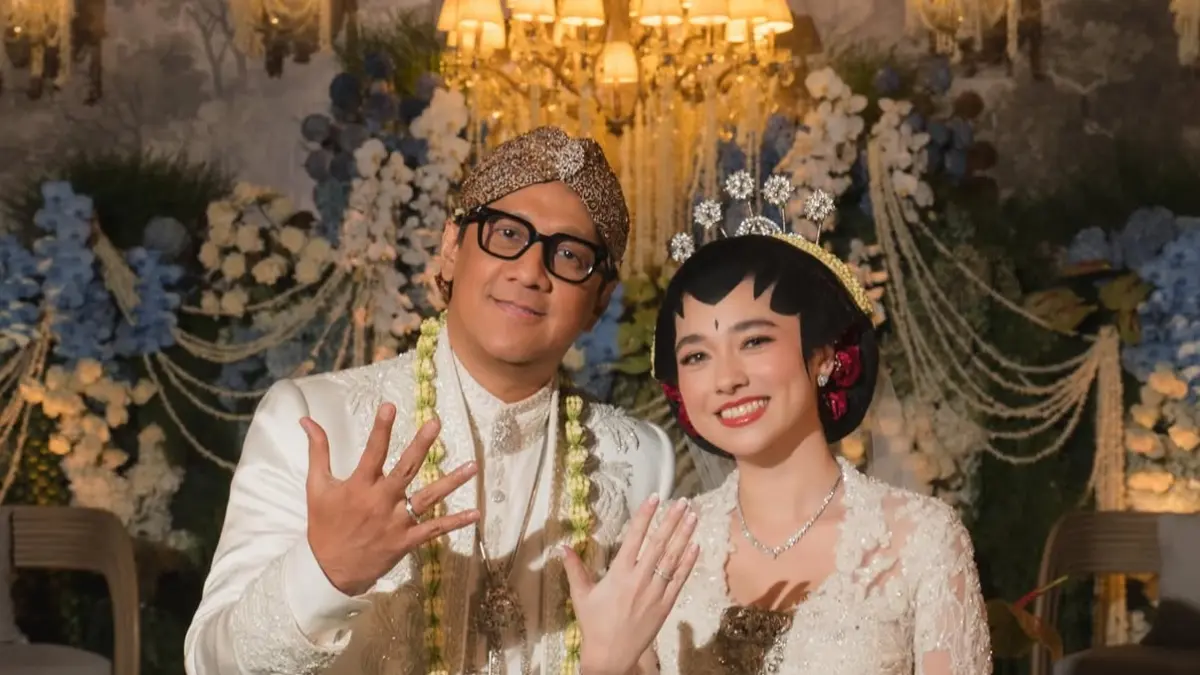 Andre Taulany dan Amanda Rigby resmi menikah dengan adat Jawa.